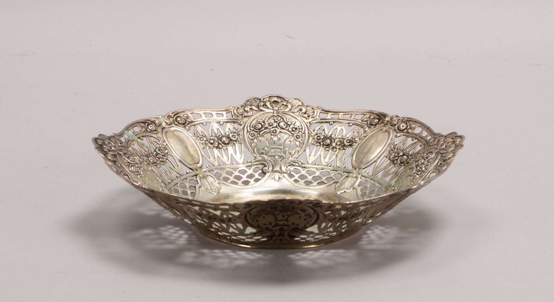 Korbschale, 835 Silber, rund, durchbr. Wandung mit floralem Reliefdekor; Gew. 250 g