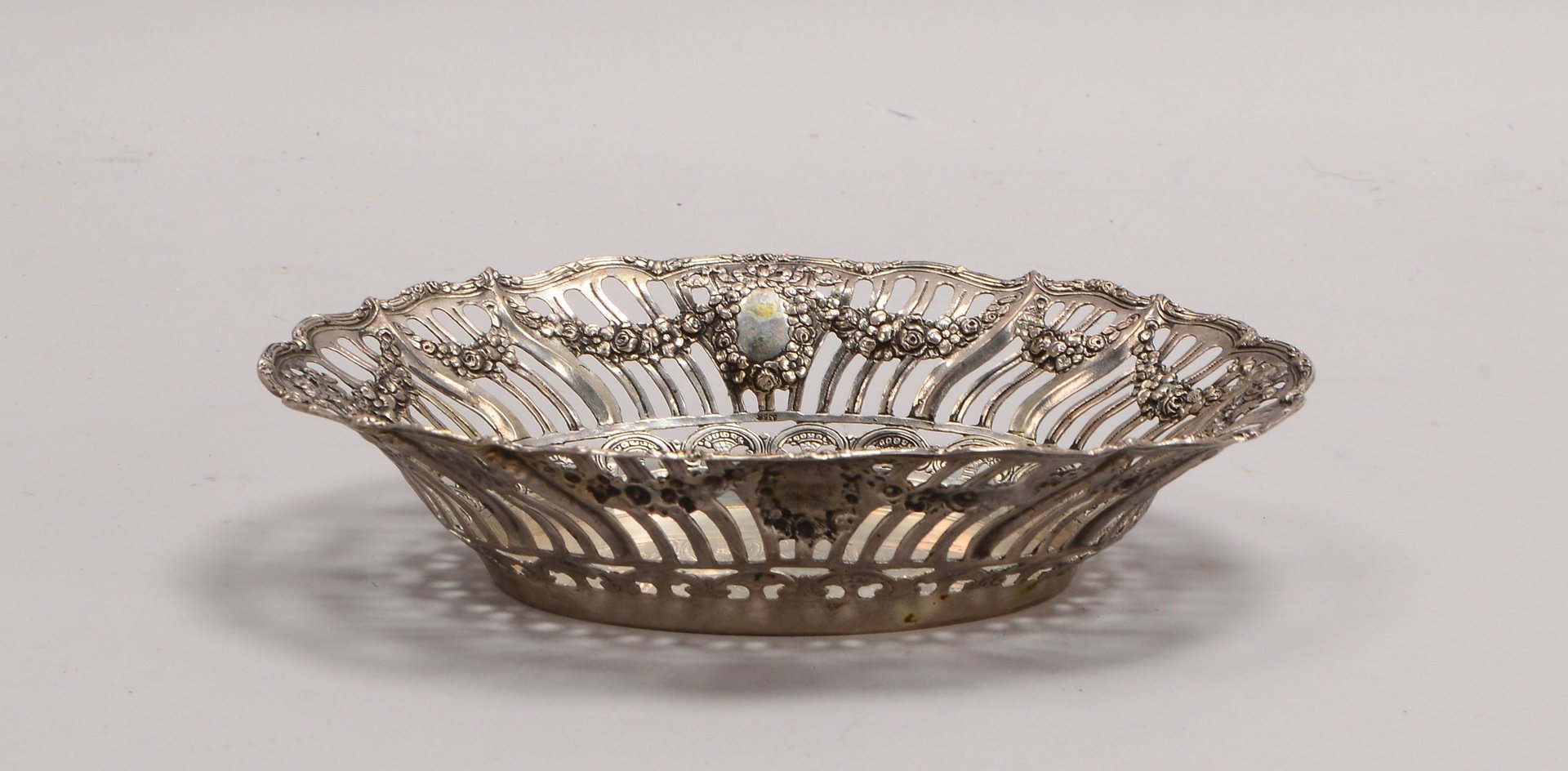 Korbschale, 835 Silber, oval., durchbr. Wandung mit floralem Reliefdekor; Gew. 208 g