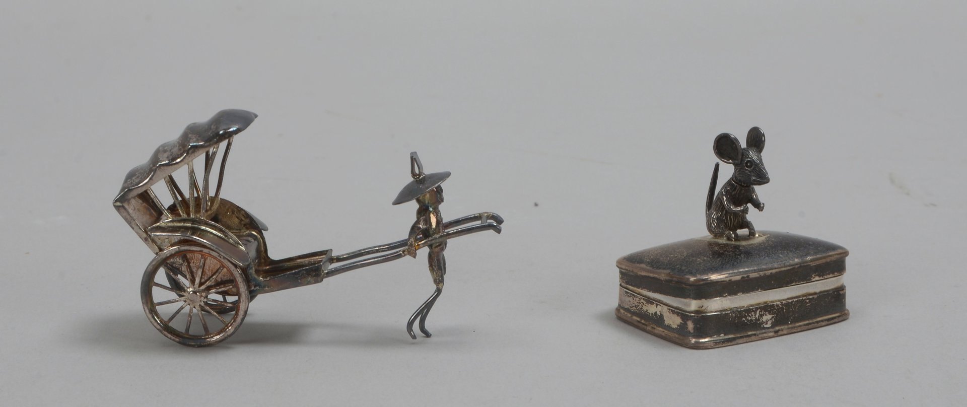 2 Sammlerobjekte, 925 Sterlingsilber: Pillendöschen und kl. Figur ('Rikscha'); Gew. 36 g