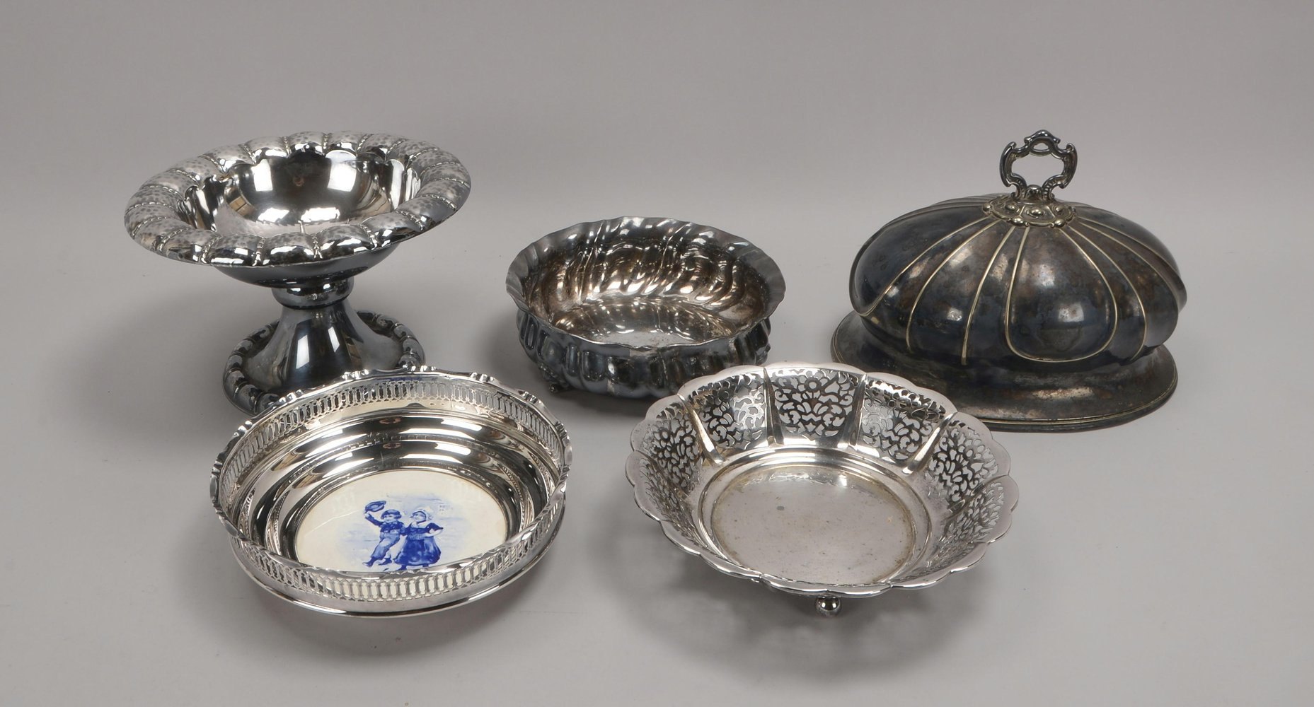 5 Tischgefäße, versilbert: 3x Schalen, 1 Tischaufsatz, 1 Glosche/Servierglocke