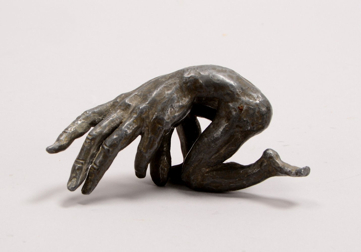 Schwarze, Michael, Metallguss-Skulptur, 'Handmensch - halb liegend'; Breite ca. 10 cm