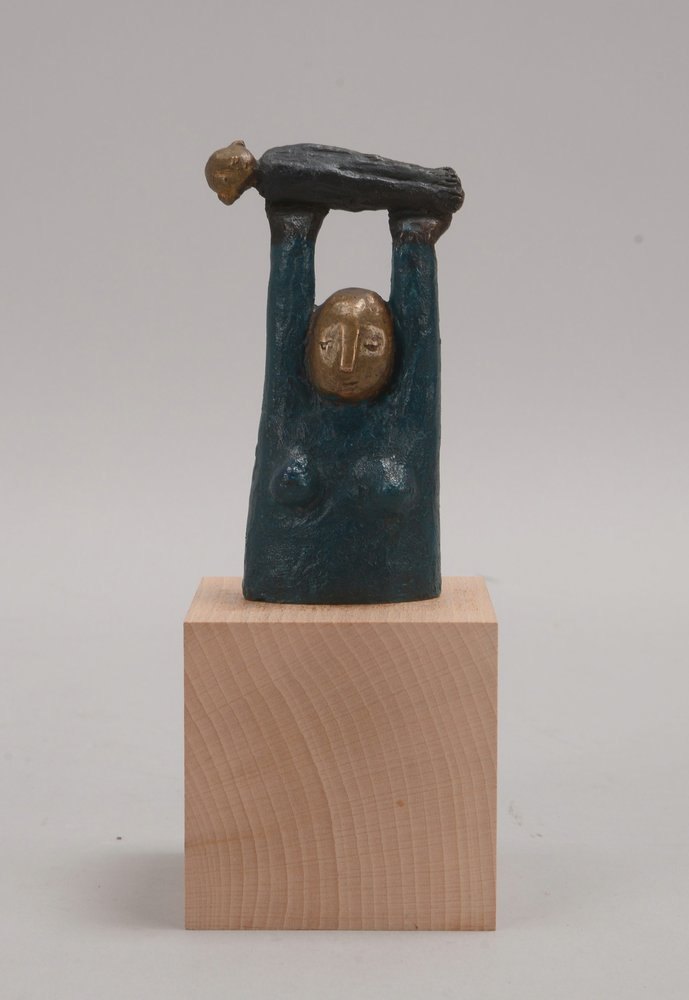 Suhr, Tamara, Bronzeskulptur, 'Mit Liebe getragen', teils farb. gefasst, monogr., auf Sockel numm.