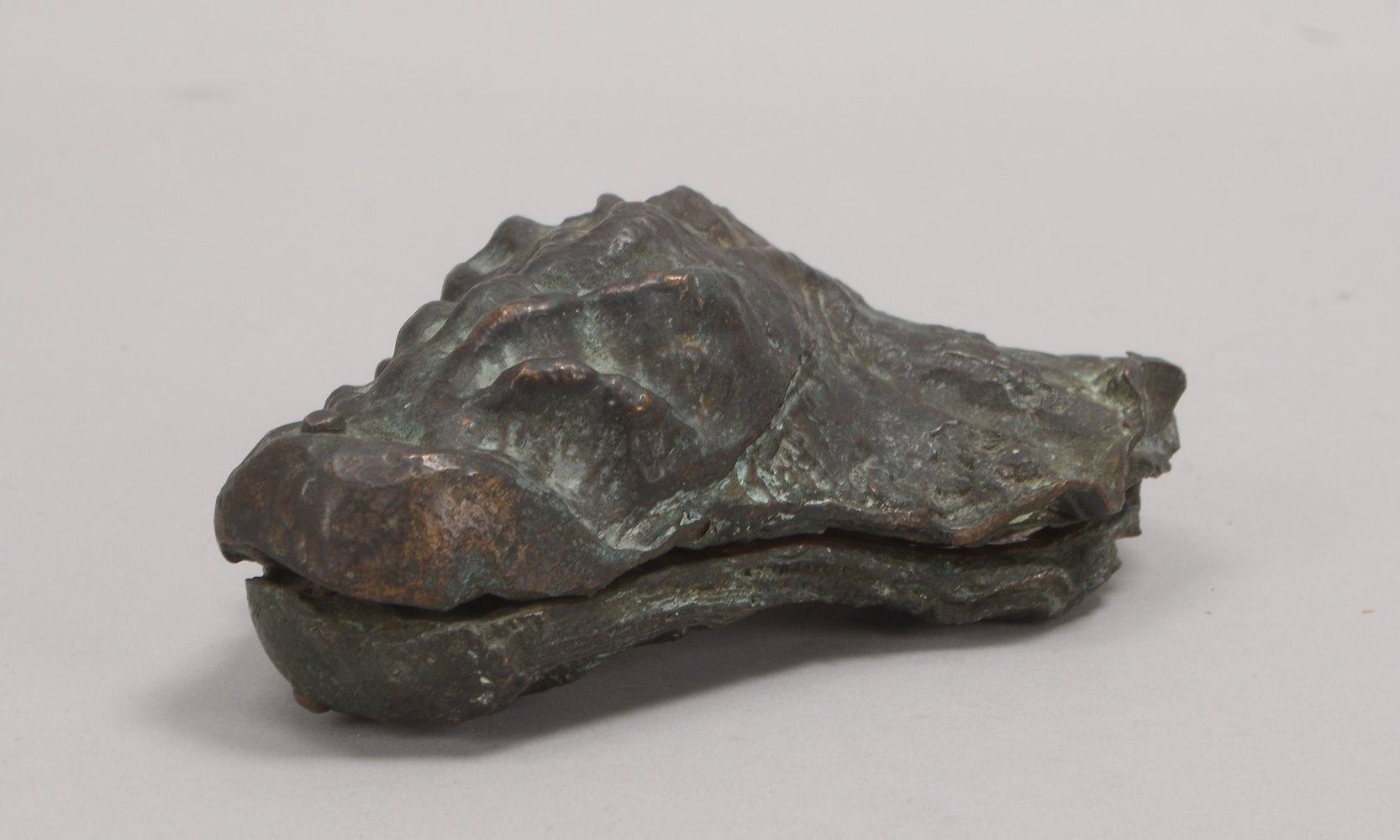 Figürliches Bronze-Objekt, 'Austernschale', 2-tlg., scharniert, unsign.; Länge 14 cm