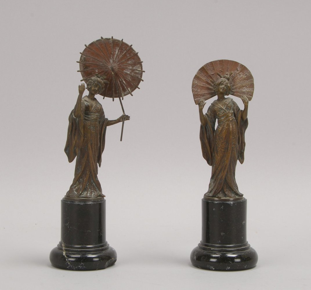 Paar Bronzefiguren, 'Zwei Damen mit Fächer und Sonnenschirm', auf Marmorsockel