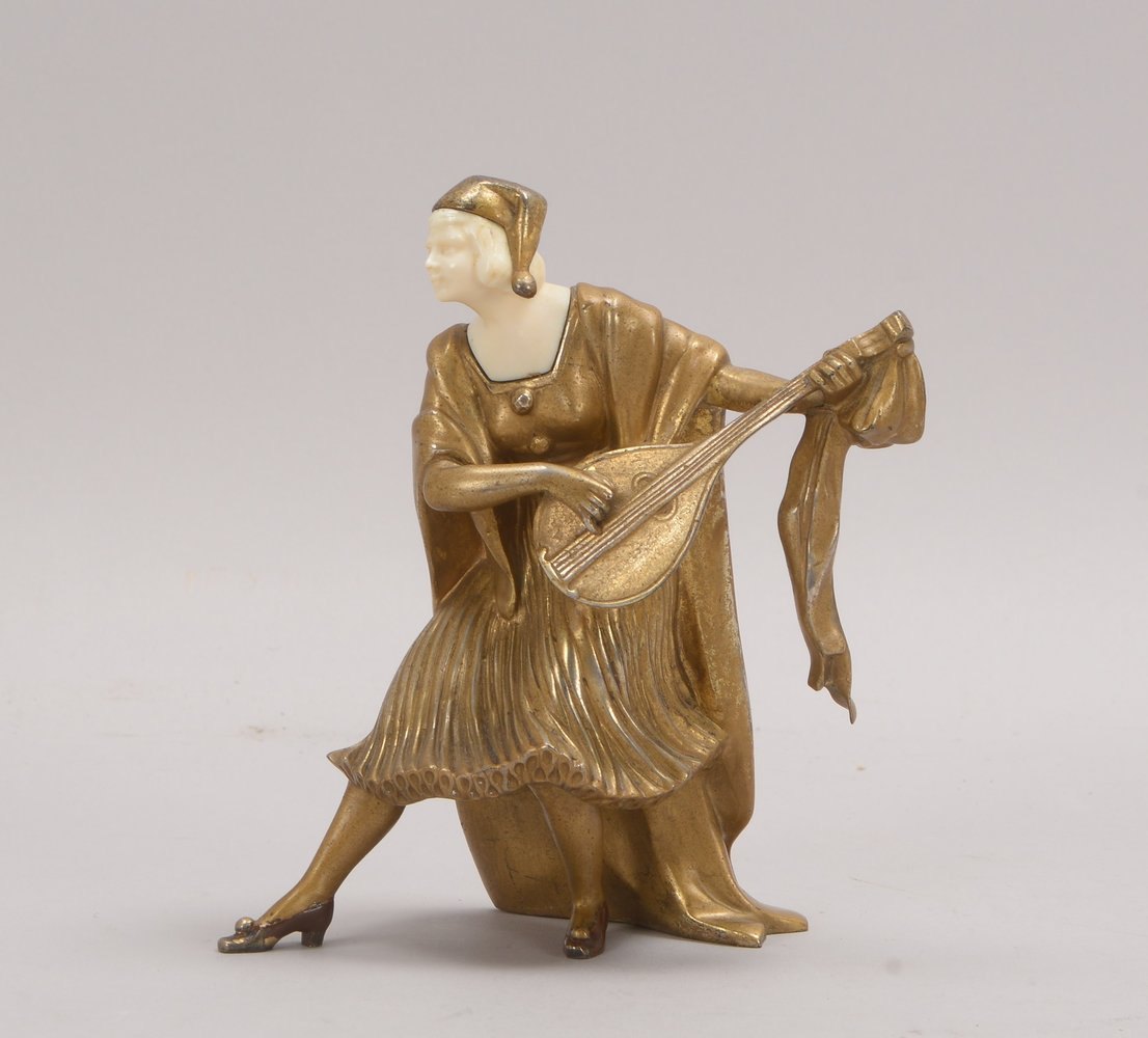 Kl. Bronzeskulptur, 'Die Mandolinenspielerin', Figur partiell mit Beinbesatz, unsign.