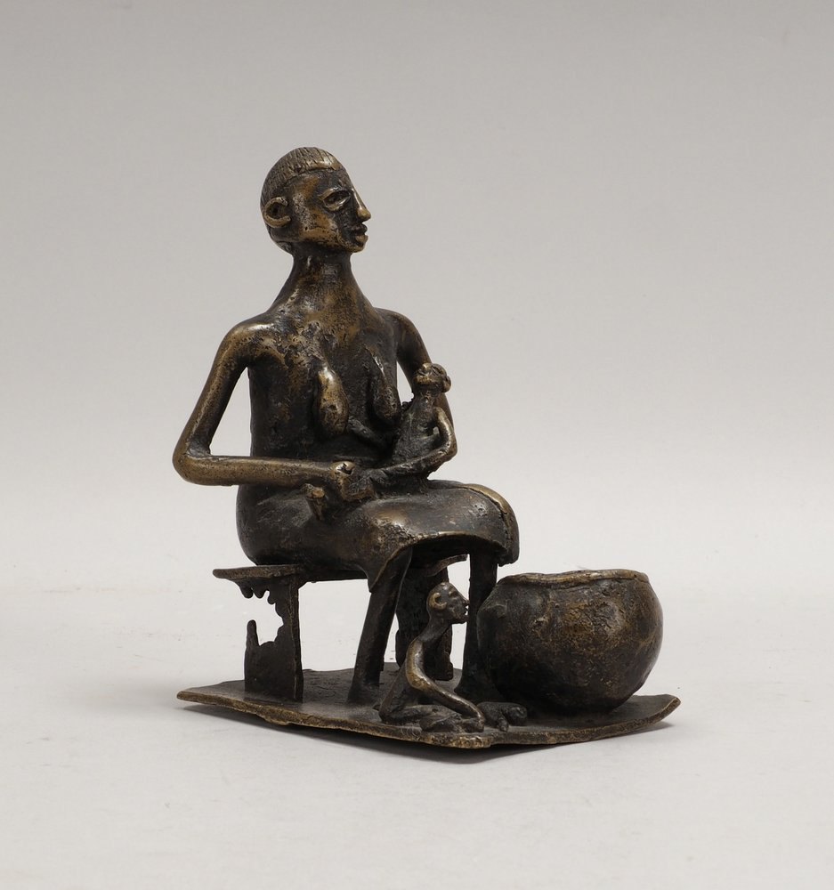 Bronzeskulptur (Afrika - wohl Benin), 'Mutter mit Kind'; Höhe 15,3 cm