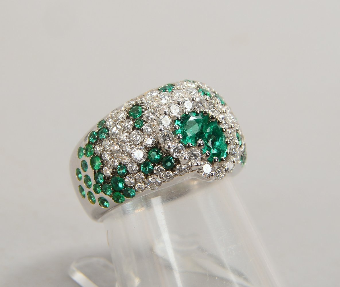 Juwelier Wempe, Ring, 750 WG (gest.), 83x Brill./1,17 ct, und 55x Smaragde/1,13 ct