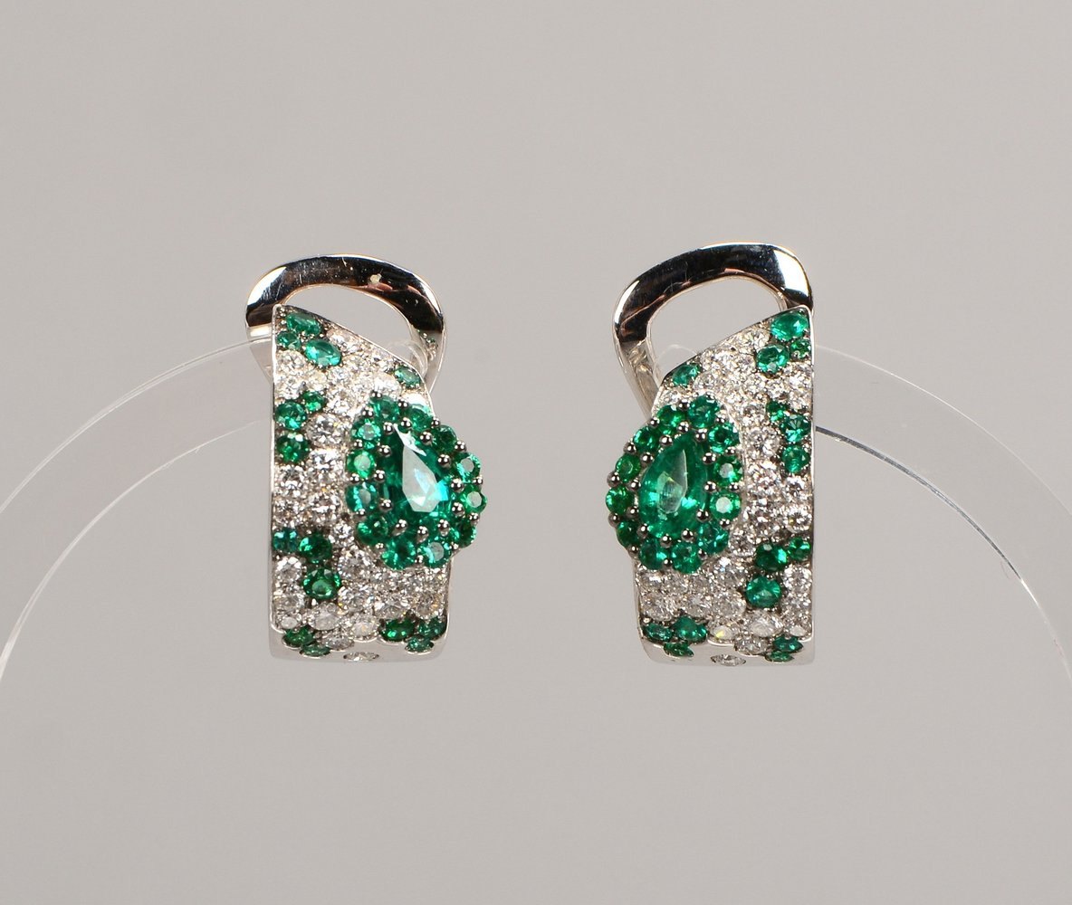 Juwelier Wempe, Ohrstecker, 750 WG (gest.), 64x Brill./1,13 ct, und 56x Smaragde/1,49 ct