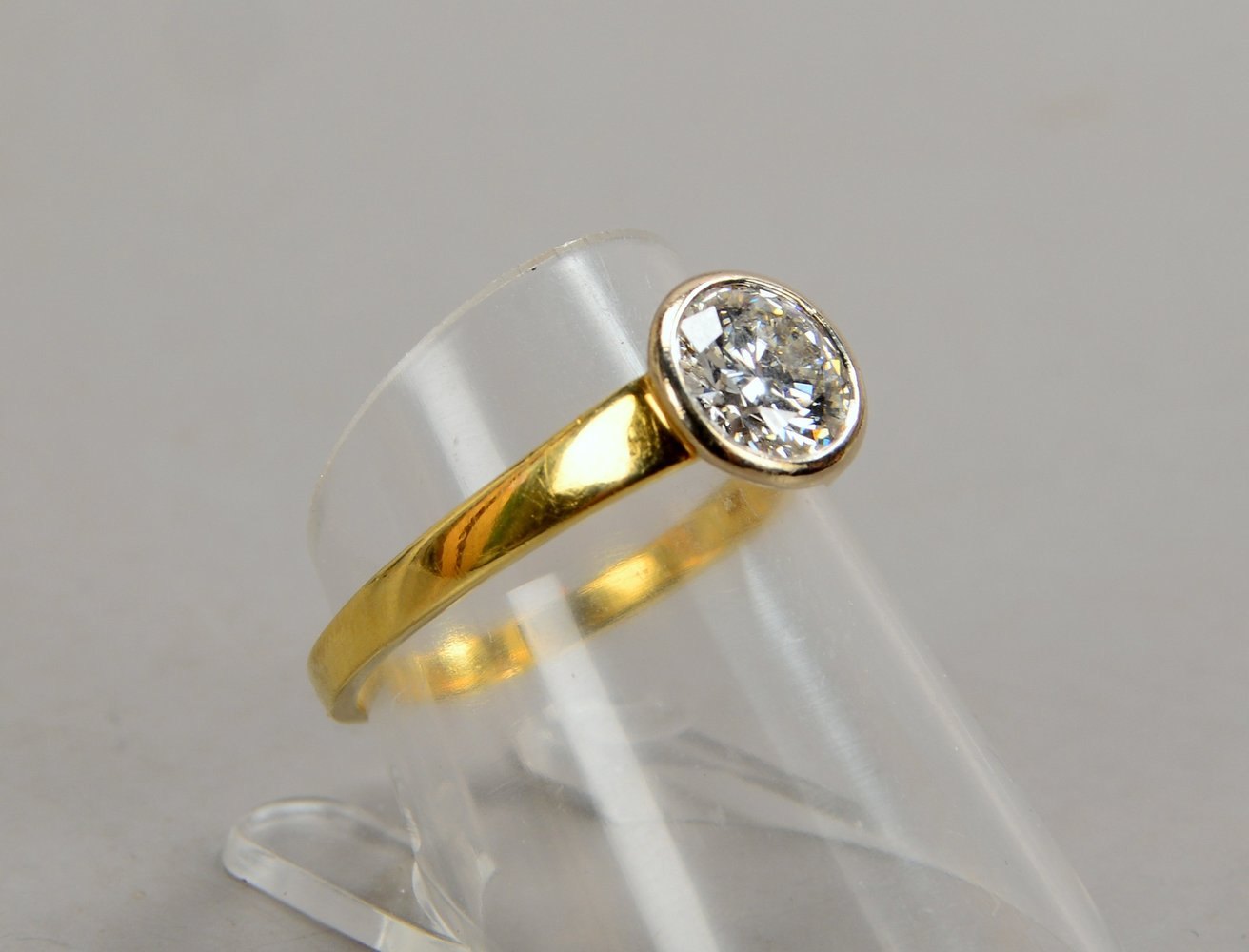 Solitärring, 585 GG/WG (gest.), besetzt mit einzelnem Brillant von 1,01 ct, 'If - W'