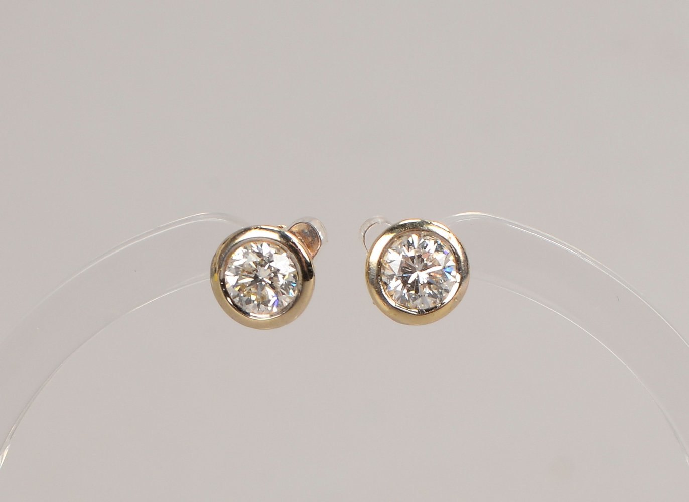 Paar Ohrstecker, 585 GG/WG, jeweils mit Brill. von ca. 0,50 ct/zus. 1,01 ct, 'If - W'
