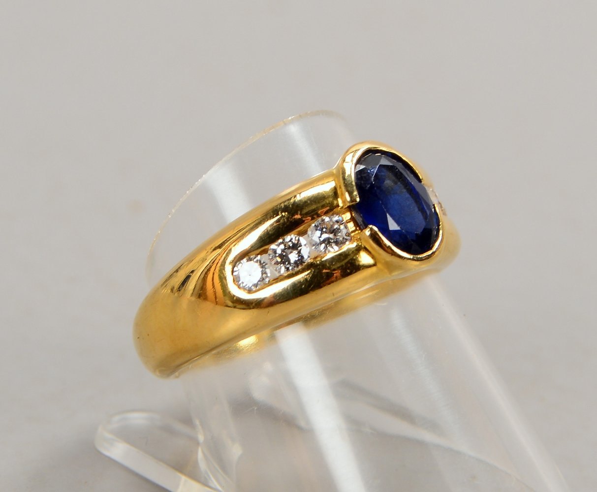 Ring, 750 GG (gest.), mit ovalem Saphir von 1,60 ct, sowie mit 6x kl. Brill./zus. 0,36 ct