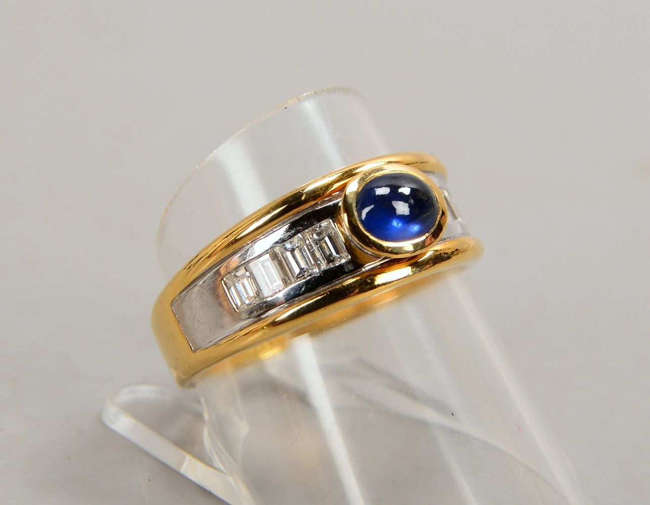 Ring, 750 GG/WG (gest.), mit Saphircabochon, und mit 8x Diam./zus. 0,55 ct, 'W - Si'