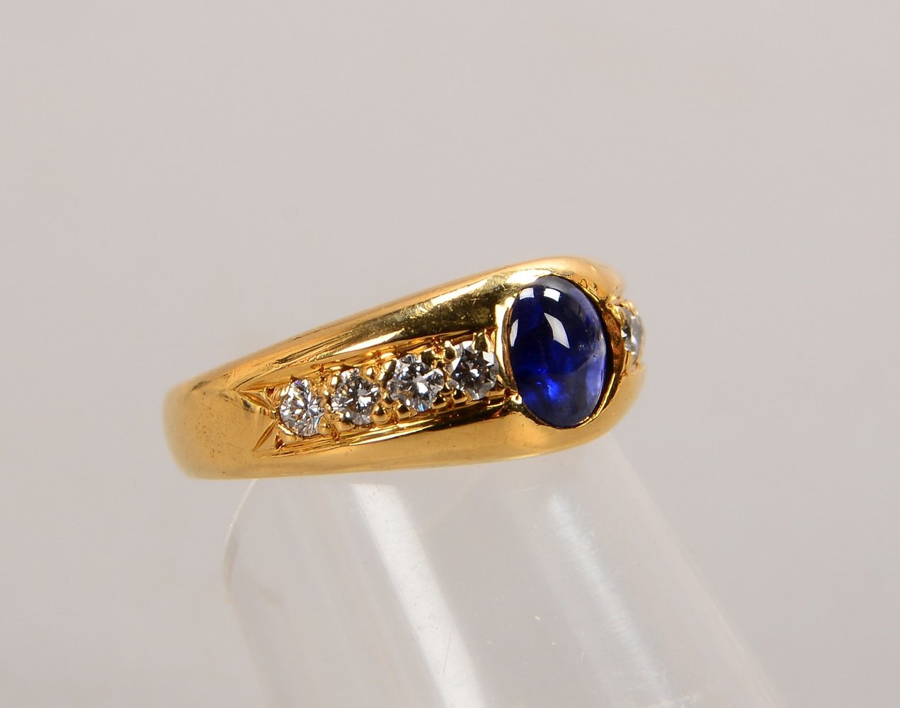 Ring, 750 GG (gepr.), mit Saphir, und mit 8x kl. Brill./zus. ca. 0,30 ct, 'Fw - Vvs'