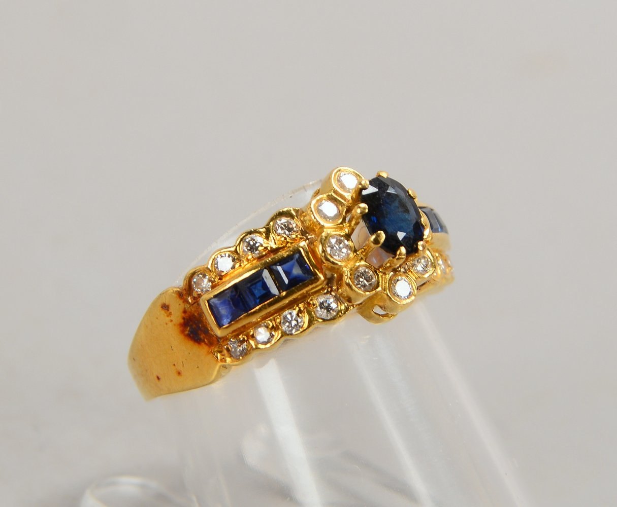 Ring, 750 GG (gest.), mit Saphirbesatz im Oval-/Carréschliff, und 24x Brill; RG 54. Gew. 3,50 g