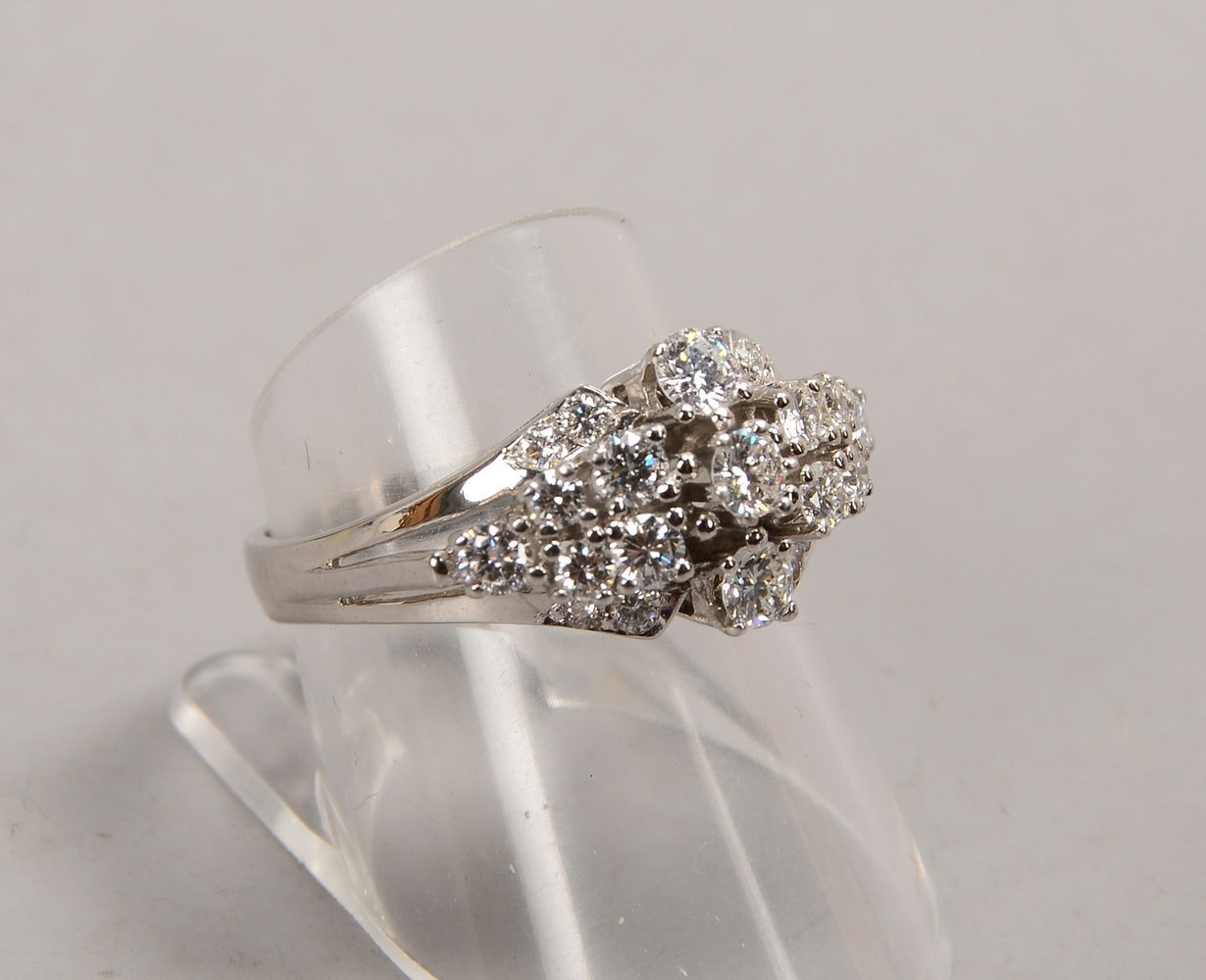 Ring, 585 WG (gest.), mit 21-fachem Brillantbesatz/zus. ca. 0,80 ct; RG 57, Gew. 5 g