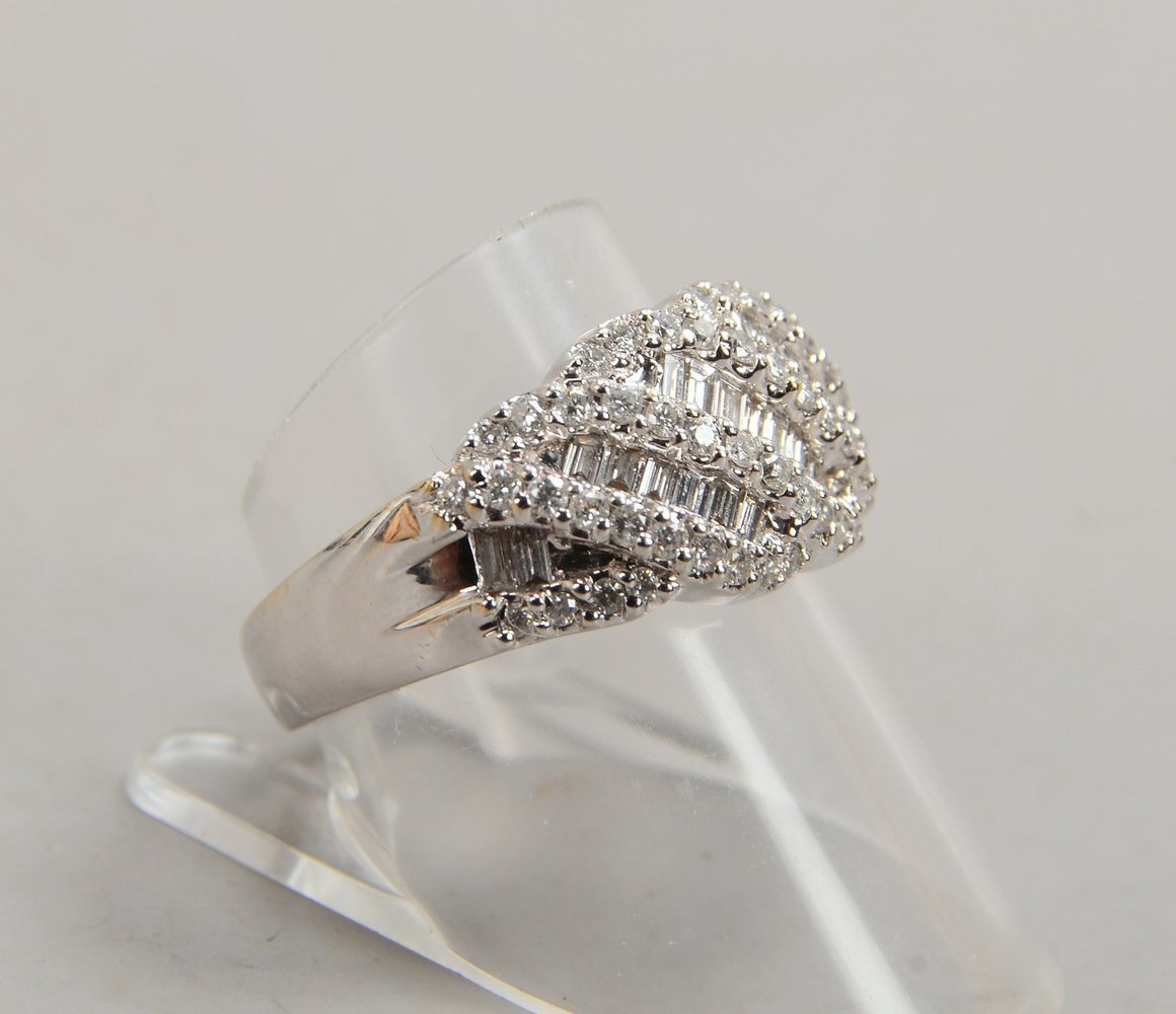 Ring, 750 WG (gepr.), mit Diam./zus. 1,0 ct, im Baguette-/Brillantschliff; RG 57, Gew. 7,70 g