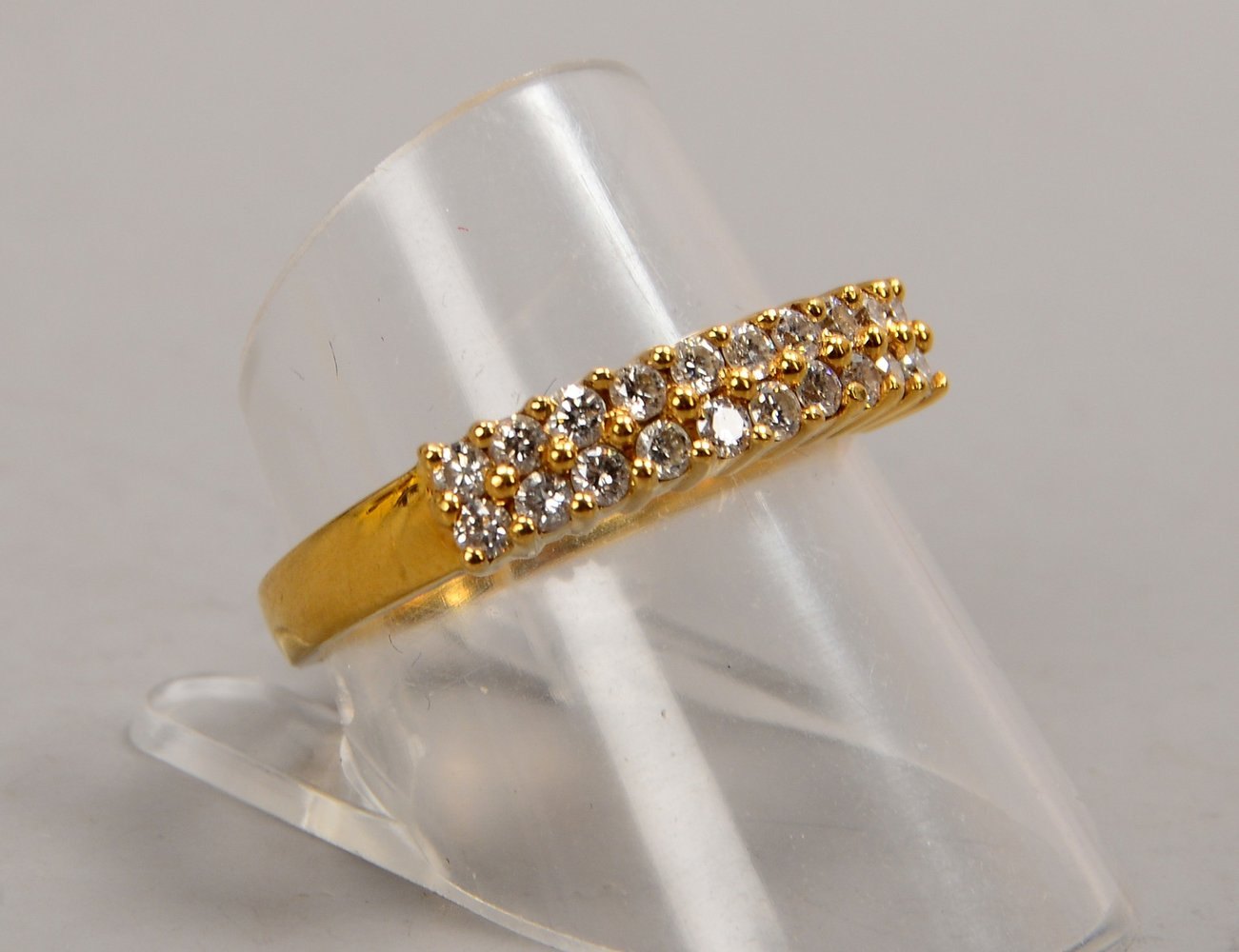 Ring, 750 GG (gest.), besetzt mit 20x kl. Brill./zus. 0,52 ct; RG 58/59, Gew. 4,50 g