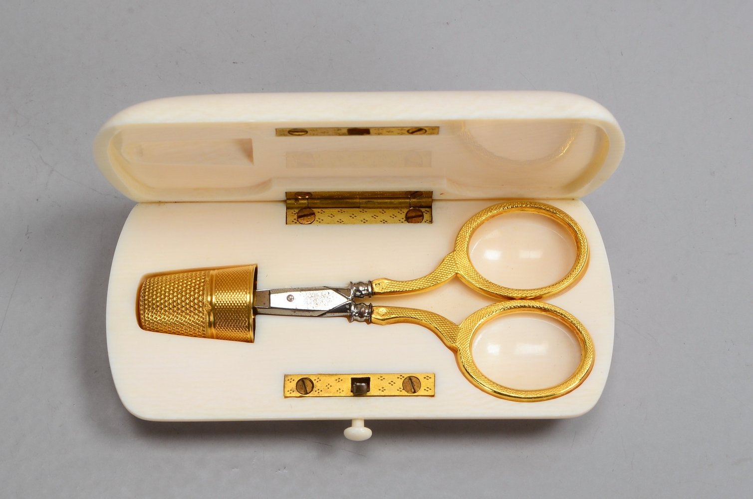 Näh-Necessaire, Schere und Fingerhut jeweils in 18 kt Gold, in Bein-Etui