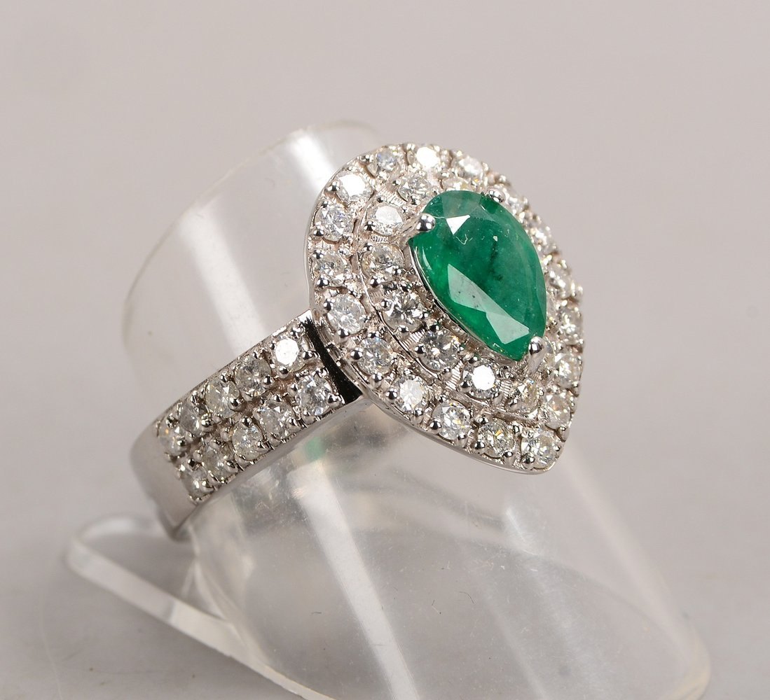 Ring, 750 WG (gest.), mit natürl. Smaragd/ca. 1,15 ct, und 50x kl. Brill./ca. 1,37 ct