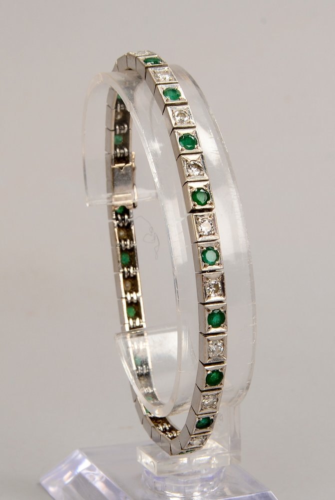Armband, 585 WG (gepr.), Diam./zus. ca. 1,70 ct, und Smaragde im Brillantschliff