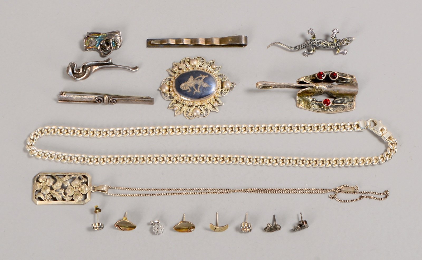 Silberschmuck-Konvolut: Halsketten, Anhänger, Broschen, u.a.; Gew. 130 g