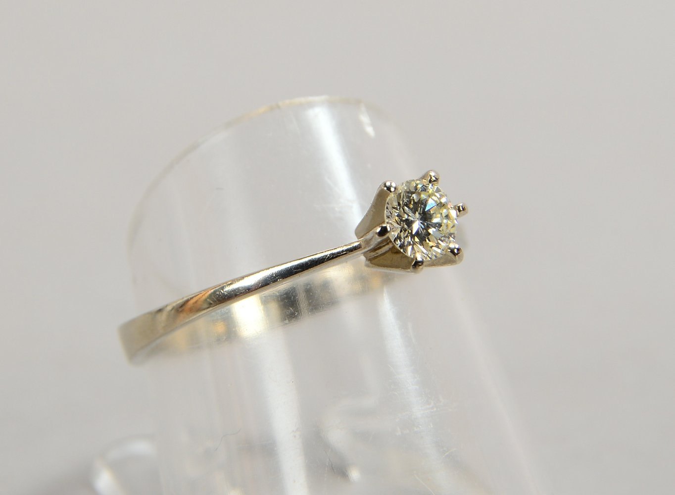 Solitärring, 585 WG (gest.), besetzt mit einzelnem Brillant von 0,25 ct, 'If - W'; RG 55, Gewicht 1,