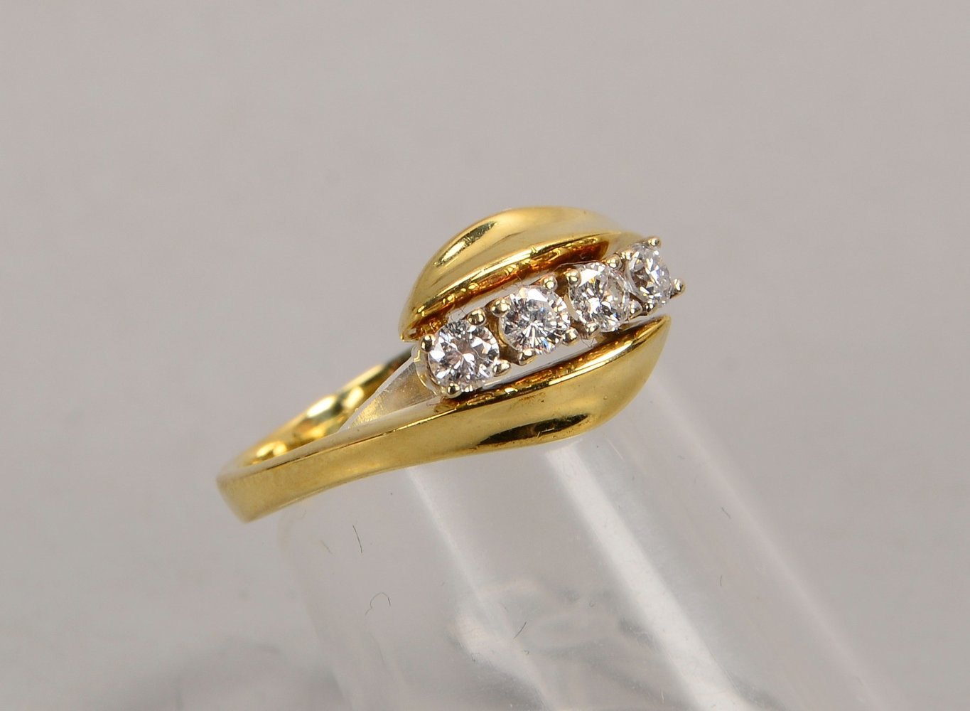 Ring, 585 GG (gest.), besetzt mit 4x kl. Brill./zus. 0,28 ct; RG 51, Gew. 3,20 g