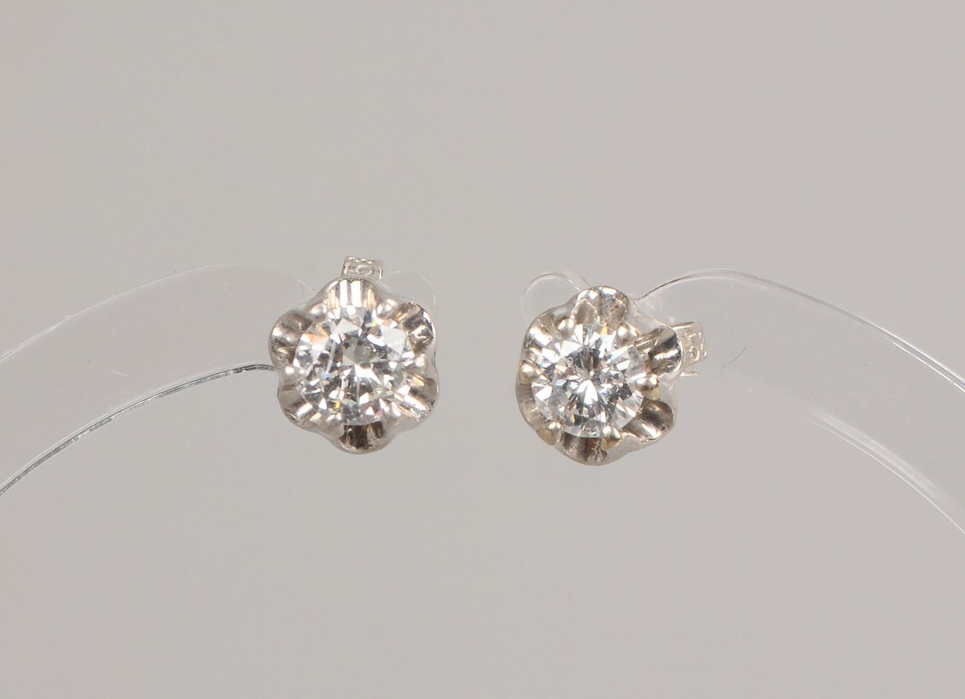 Paar Ohrstecker, 585 WG (gest.), mit je einzelnem Brill./zus. 0,63 ct; Ø 6 mm, Gew. 1,70 cm