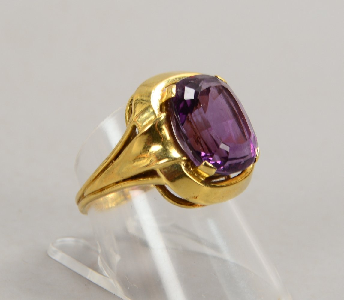 Ring, 585 GG (gestempelt), besetzt mit einzelnem Amethyst; RG 55, Gewicht 7,50 g