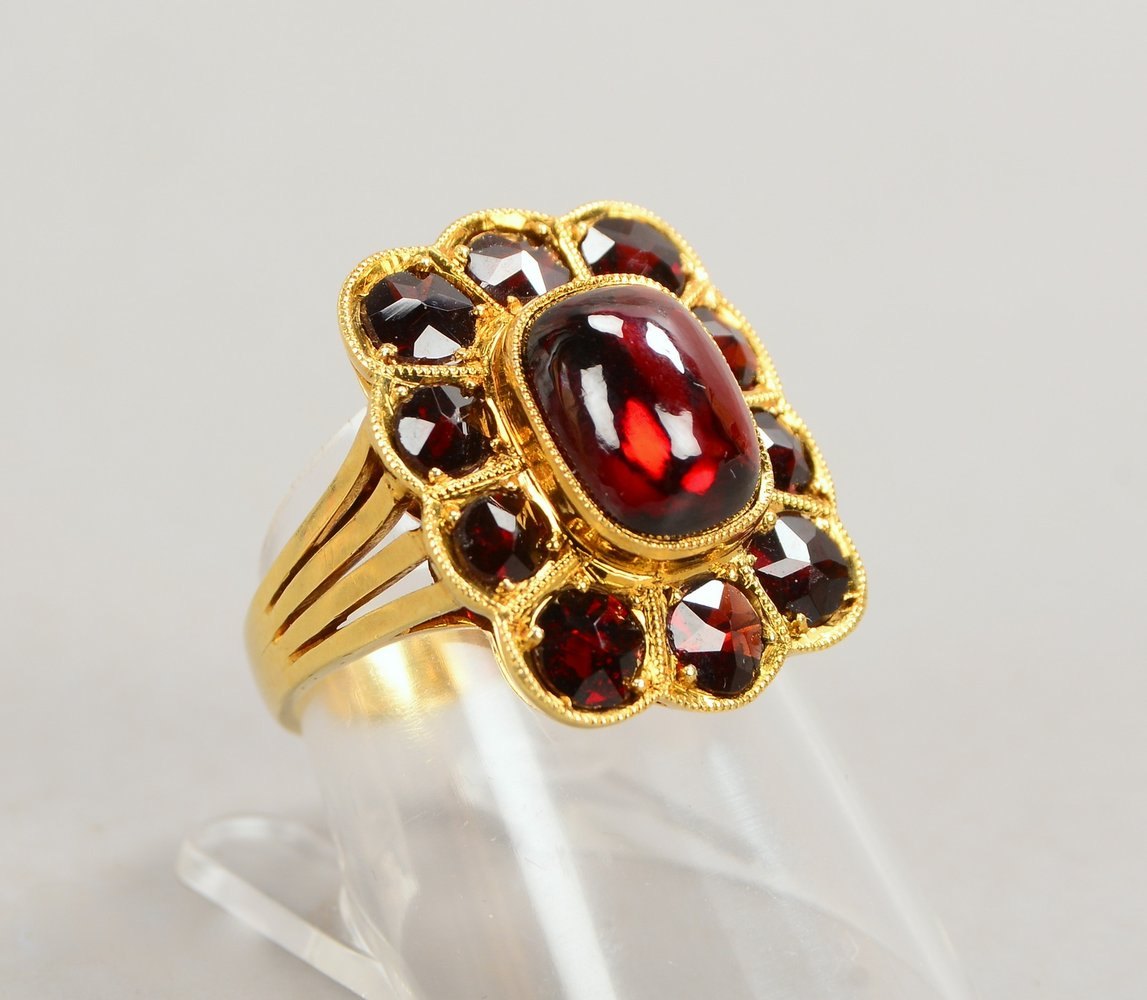 Ring, 585 GG (gestempelt), mit Granatbesatz; RG 55, Gewicht 8 g