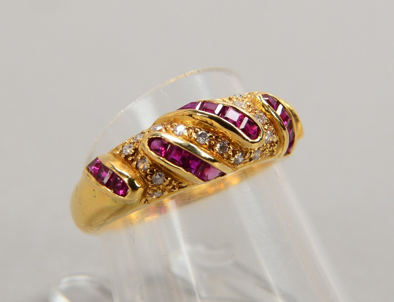 Ring, 585 GG (gest.), mit Rubinbesatz und Brill./zus. ca. 0,20 ct; RG 54, Gew. 3,60 g