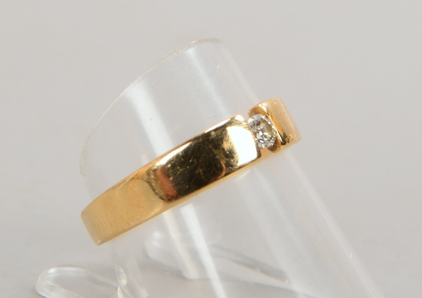 Christ-Ring, 585 GG (gest.), mit einzelnem kl. Brill./ca. 0,10 ct; RG 56, Gew. 3,20 g
