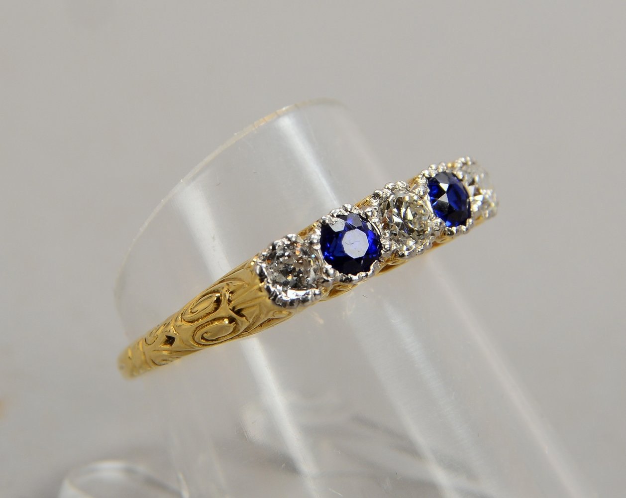 Ring, 585 GG (gest.), mit 2x Saphiren und 3x Diam., Steine im Altschliff; Gew. 2,60 g