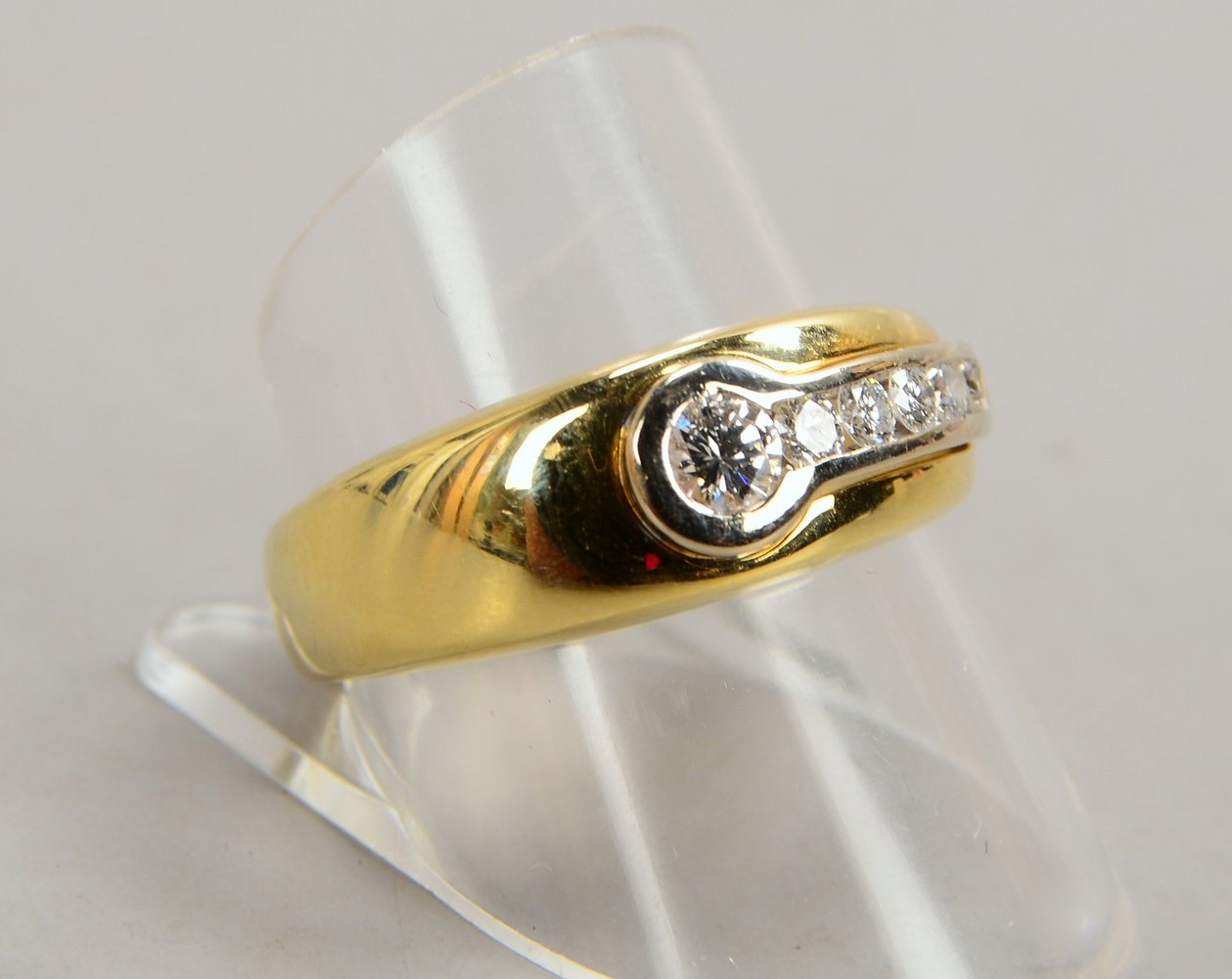Ring, 585 GG (gest.), mit 6x Brill./zus. ca. 0,40 ct, Steine verlaufend; Gew. 5,90 g