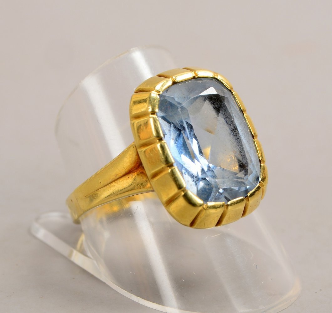 Ring, 585 GG (gestempelt), besetzt mit einzelnem Blautopas; RG 60, Gewicht 6,20 g