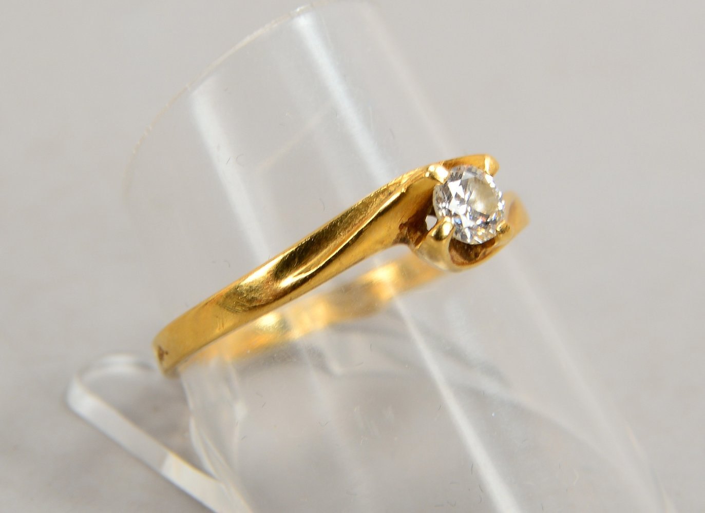 Ring, 750 GG (gest.), besetzt mit einzelnem Brill./ca. 0,25 ct; RG 58, Gew. 2,30 g