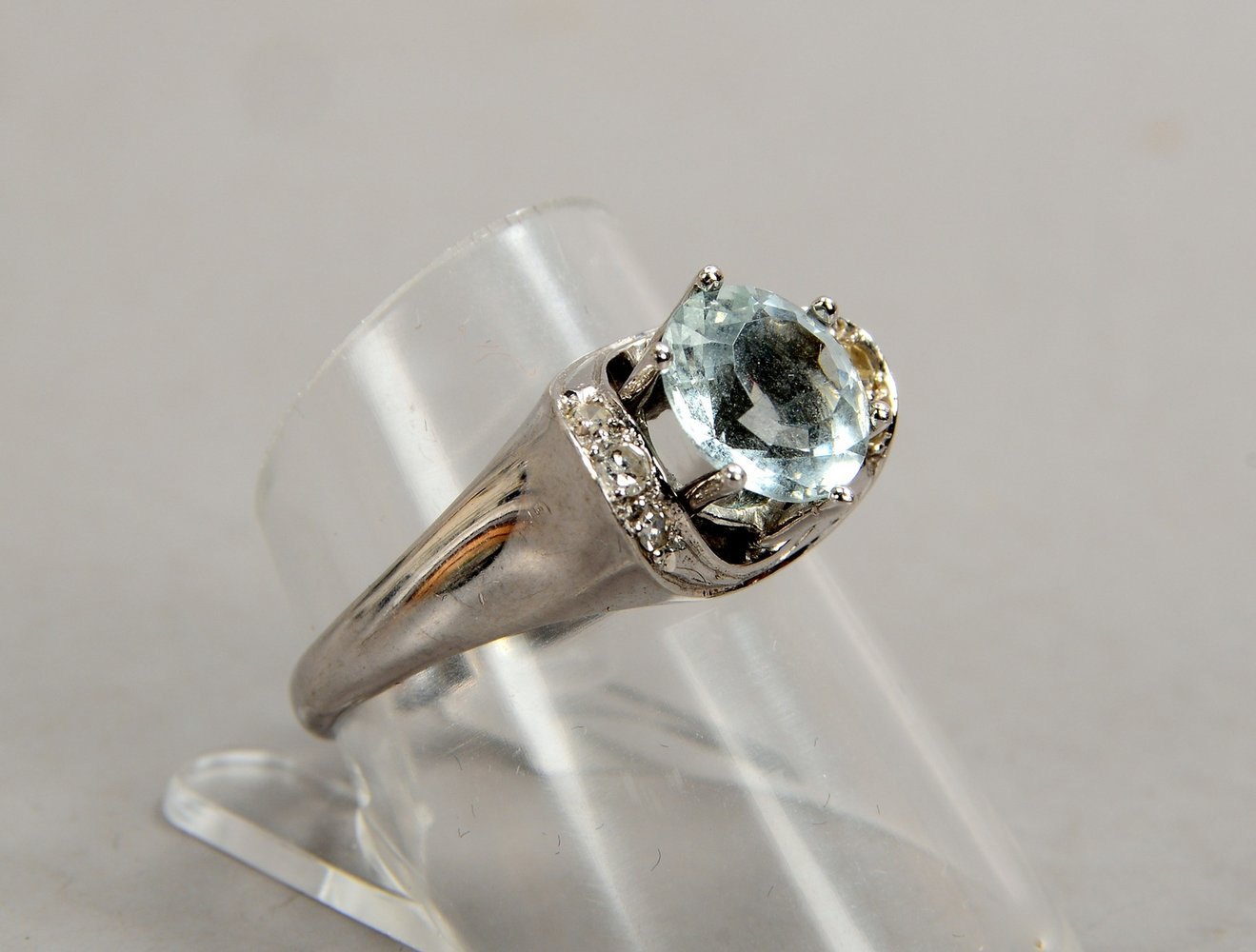 Ring, 585 WG (gest.), mit einzelnem Aquamarin und 6x Brill./zus. ca. 0,12 ct; Gew. 4 g