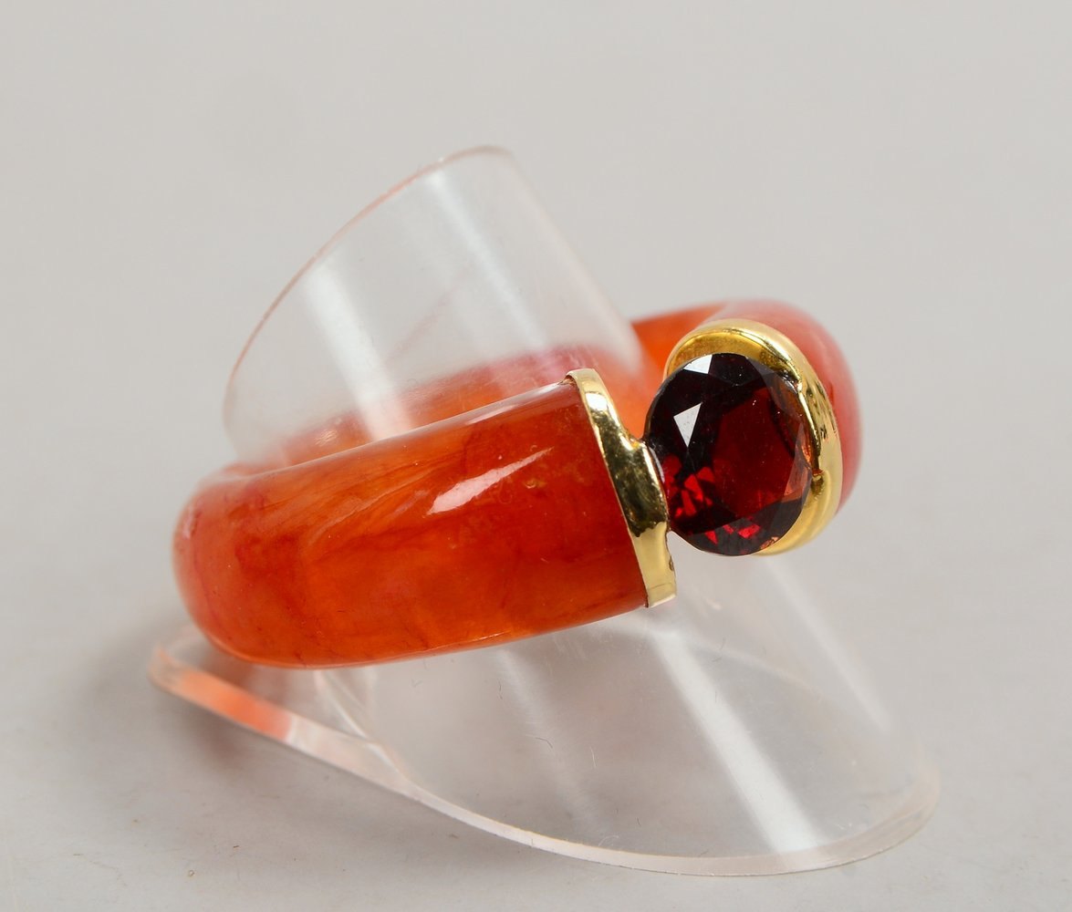 Designer-Ring, Carneol(?), mit 595 GG-Montierung und Granatstein-Besatz; RG 65