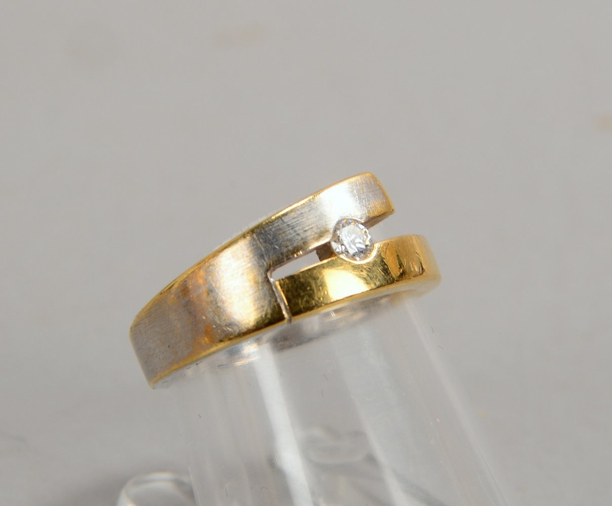 Ring, 585 GG/WG, besetzt mit kl. Brillanten/zus. ca. 0,09 ct; RG 51, Gew. 3,60 g