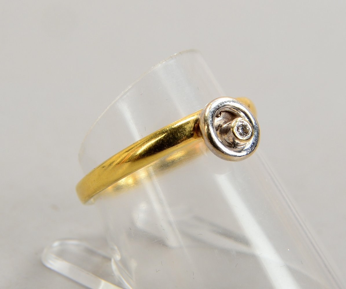 Ring, 585 GG/WG, besetzt mit kl. Brillanten/zus. ca. 0,03 ct; RG 55, Gew. 2,80 g