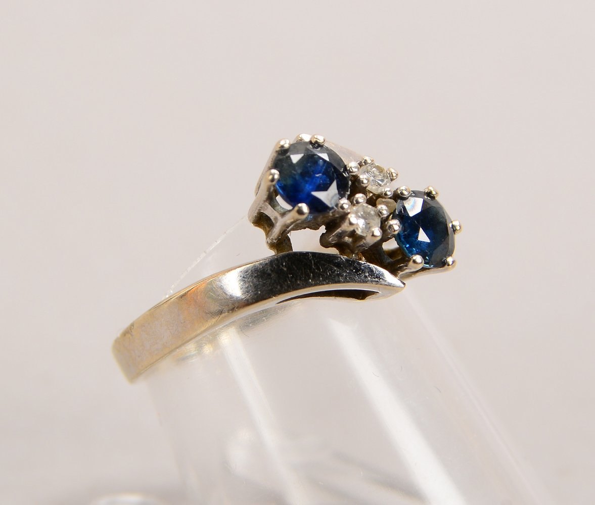 Ring, 585 WG (gest.), mit 2-f. Saphirbesatz und 2x kl. Diam./zus. 0,05 ct; RG 52, Gew. 3 g