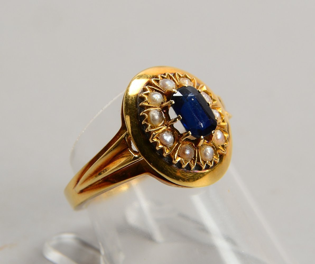 Ring, 585 GG (gest.), mit einzelnem Saphir und 10x Saatperlen; RG 55, Gew. 4,70 g
