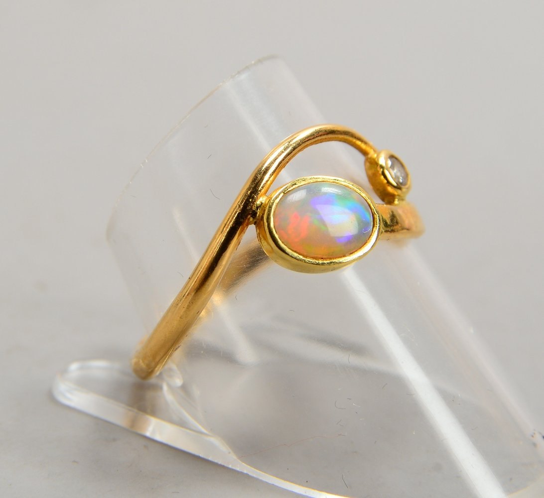Ring, 750 RG (gest.), mit einzelnem Opal und kl. Diamanten; RG 58, Gew. 3,20 g