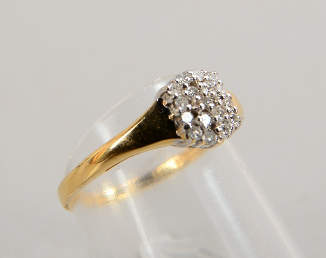 Ring, 585 GG (gest.), mit 17x kl. Brill./zus. ca. 0,22 ct; RG 54, Gew. 2,10 g