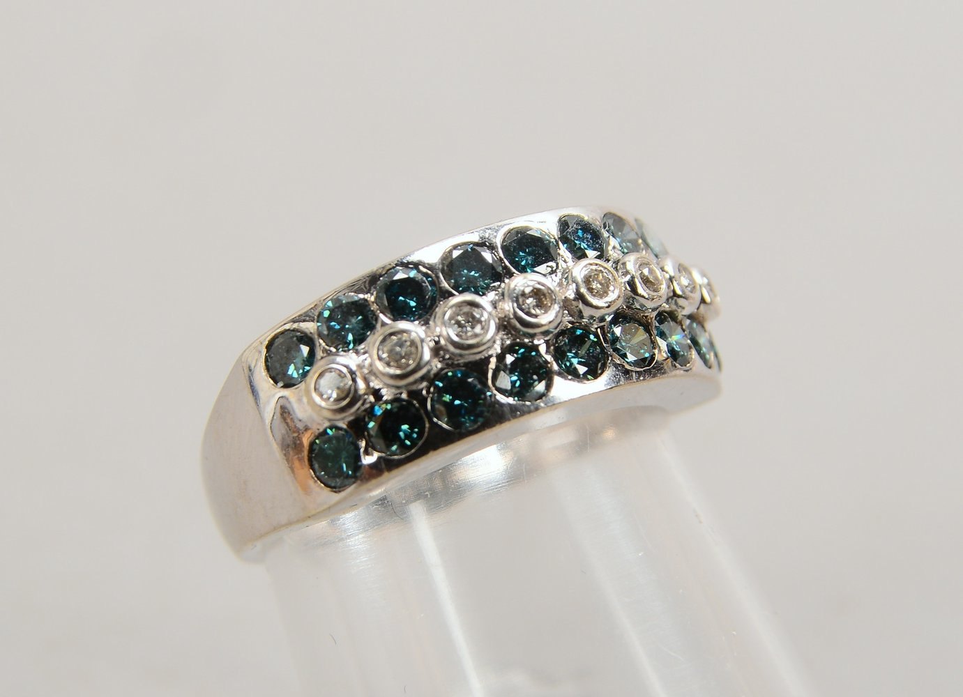 Ring, 585 WG (gest.), mit Brillantbesatz in Weiß und Petrolgrün; RG 52, Gew. 4,80
