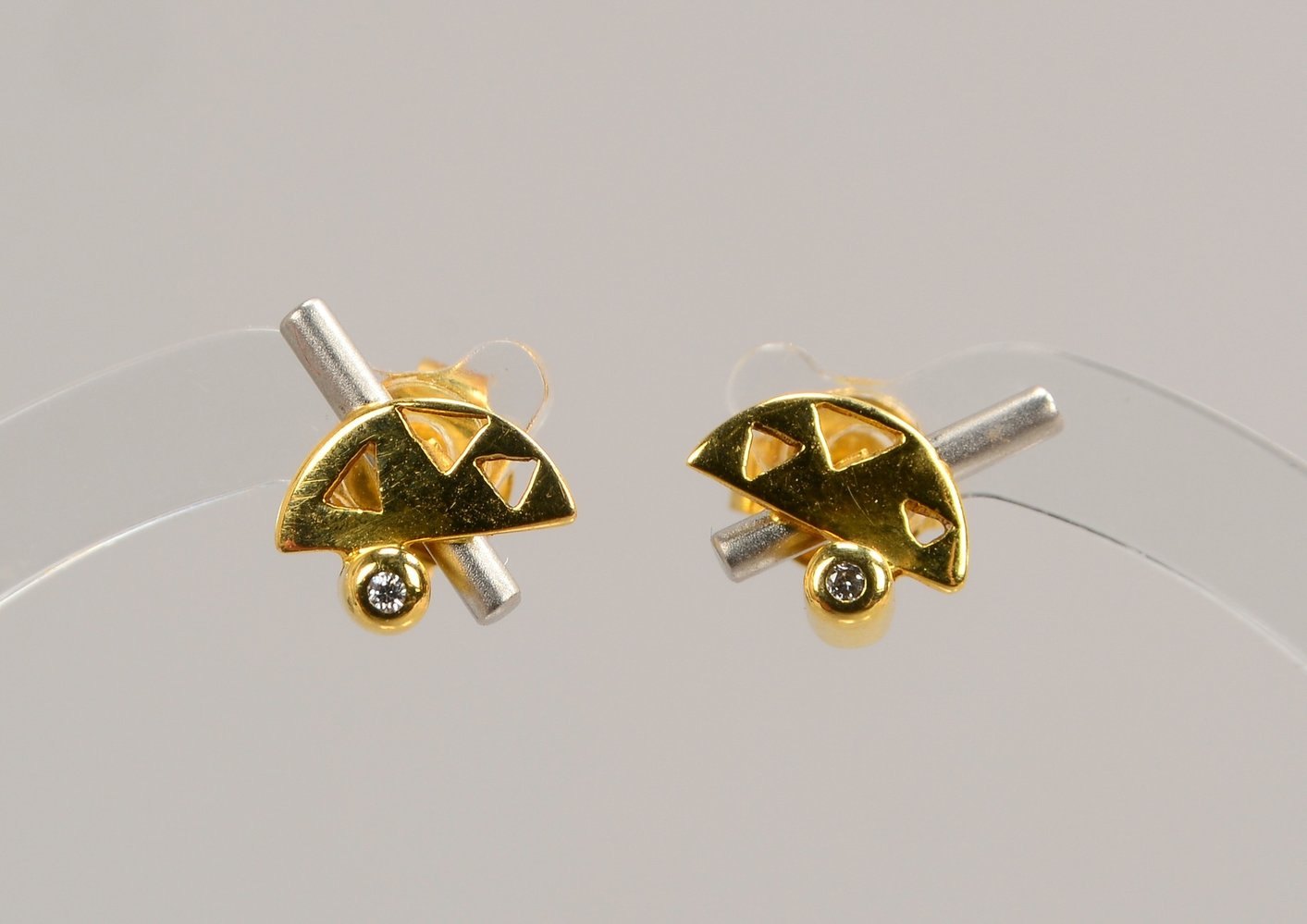 Paar Ohrstecker, 750 GG und Platin, jew. mit kl. Diamant; Maße 8 x 9 mm, Gew. 1,90 g