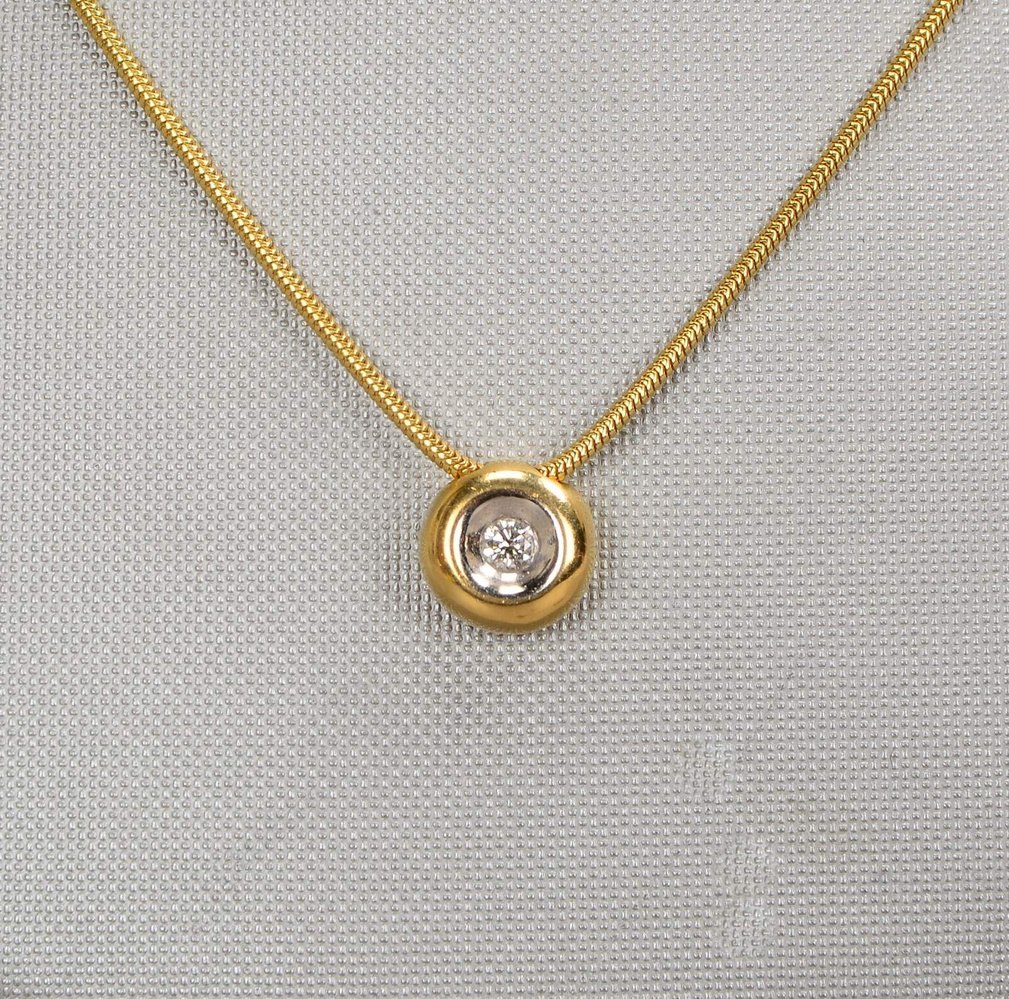 Halskette mit Anhänger, 585 GG (gest.), Anhänger mit kl. Brill./zus. ca. 0,22 ct; Gew. 6,50 g