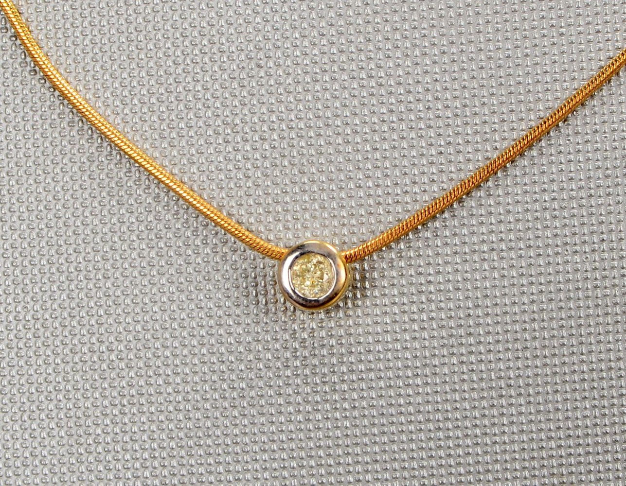 Halskette mit Anhänger, 585 GG (gest.), Anhänger mit kl. Brill./zus. ca. 0,08 ct; Gew. 3,50 g