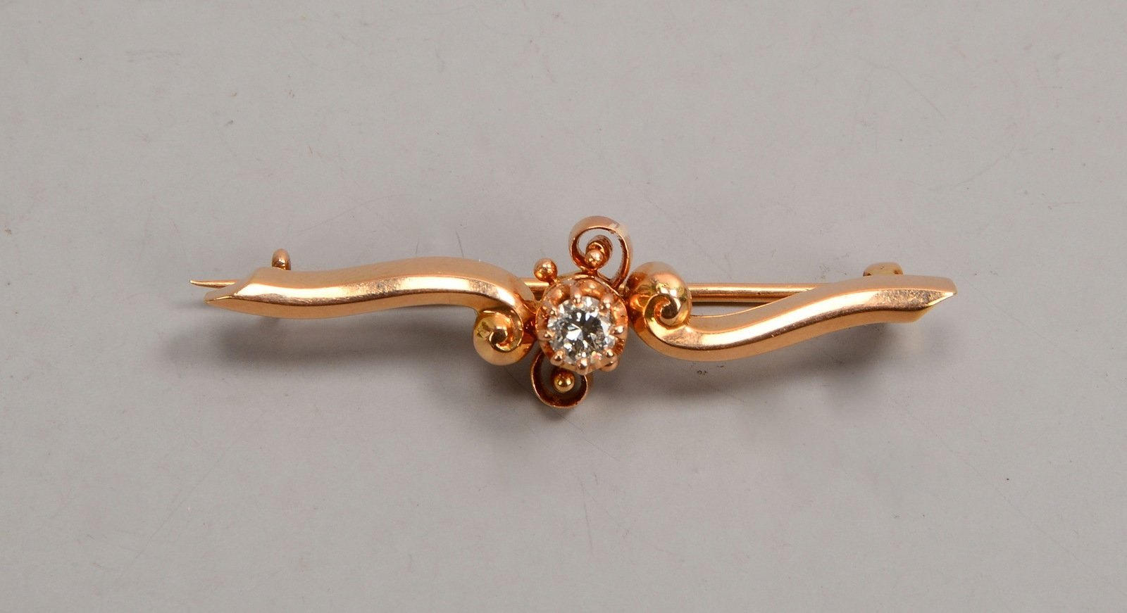 Brosche, 585 RG, besetzt mit kl. Brillanten/zus. ca. 0,30 ct; Länge 4,5 cm, Gew. 4,10 g