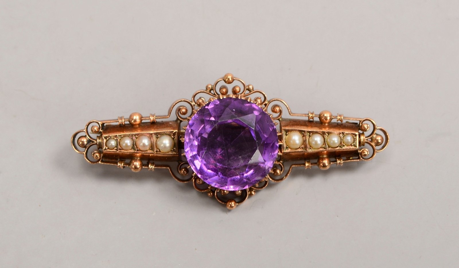 Brosche, 333 RG (gest.), .mit Saatperlen und fac. Amethyst im Rundschliff; Gew. 5,80 g